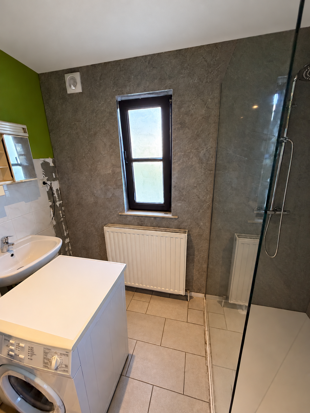 Ruime douche met Panel-X wandpanelen in Neeroeteren